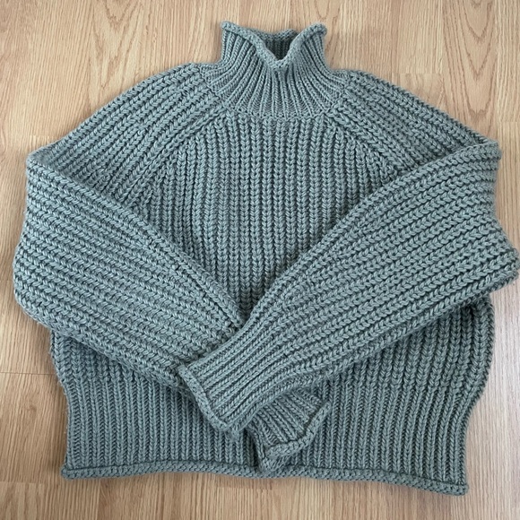 NWOT H&M Mock Neck Sweater - Picture 1 of 5